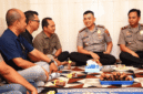 Kapolresta Sumenep Kombes Pol Ariek Indra Sentanu terlihat akrab dengan Ketua DPC PWRI Sumenep, Rusydiyono (Foto: Istimewa)
