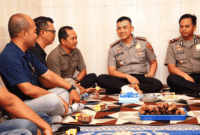 Kapolresta Sumenep Kombes Pol Ariek Indra Sentanu terlihat akrab dengan Ketua DPC PWRI Sumenep, Rusydiyono (Foto: Istimewa)