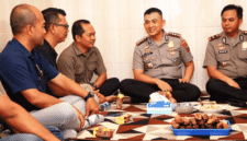 Kapolresta Sumenep Kombes Pol Ariek Indra Sentanu terlihat akrab dengan Ketua DPC PWRI Sumenep, Rusydiyono (Foto: Istimewa)