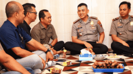 Kapolresta Sumenep Kombes Pol Ariek Indra Sentanu terlihat akrab dengan Ketua DPC PWRI Sumenep, Rusydiyono (Foto: Istimewa)