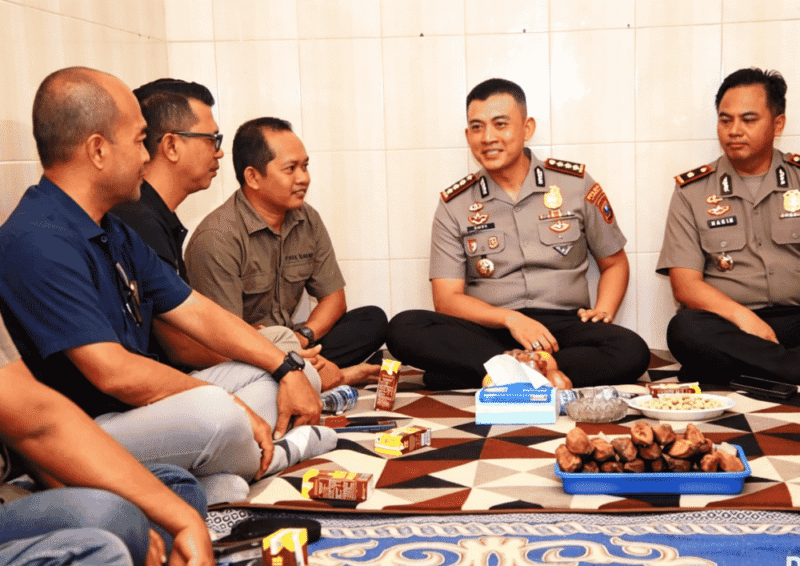Kapolresta Sumenep Kombes Pol Ariek Indra Sentanu terlihat akrab dengan Ketua DPC PWRI Sumenep, Rusydiyono (Foto: Istimewa)