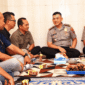 Kapolresta Sumenep Kombes Pol Ariek Indra Sentanu terlihat akrab dengan Ketua DPC PWRI Sumenep, Rusydiyono (Foto: Istimewa)