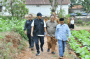 Dalam sebuah kesempatan Bupati Sumenep turun lapangan menemui petani tembakau (for NOLESA.COM)