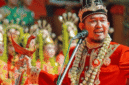 Gagah: Bupati Sumenep memegang keris dalam sebuah acara resmi (Foto: Istimewa)