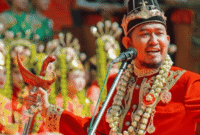 Gagah: Bupati Sumenep memegang keris dalam sebuah acara resmi (Foto: Istimewa)