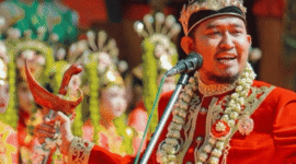 Gagah: Bupati Sumenep memegang keris dalam sebuah acara resmi (Foto: Istimewa)