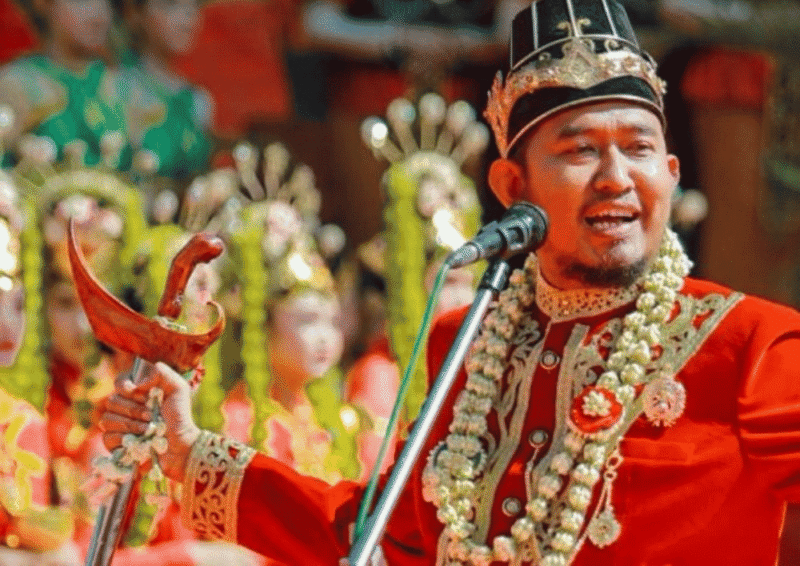 Gagah: Bupati Sumenep memegang keris dalam sebuah acara resmi (Foto: Istimewa)