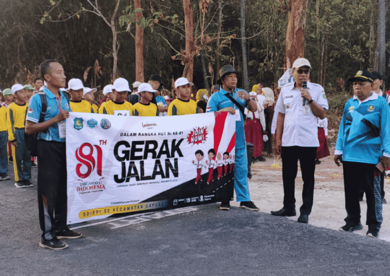 Camat Gapura, Kamiluddin melepas lomba gerak jalan antar pelajar, Rabu, 19/8/2026 (Foto: Istimewa)