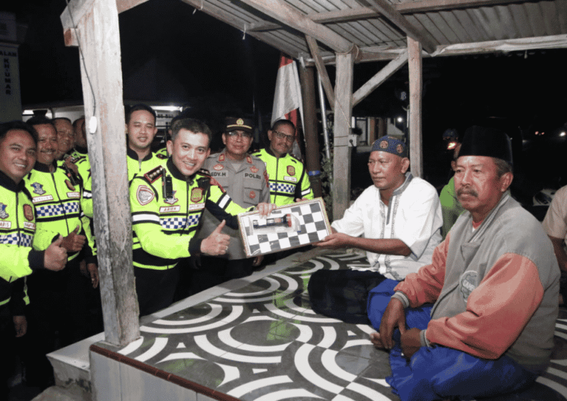 Kapolresta Sumenep Turun Langsung Patroli, Sambangi Pos Kamling dan Rumah Warga (Foto: Istimewa)