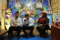 Bupati Fauzi saat mengunjungi Stand Festival Desa Wisata dalam rangkaian Madura Culture Festival (MCF) 2026 di GOR A. Yani Panglegur (Foto: Istimewa)