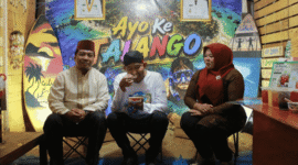 Bupati Fauzi saat mengunjungi Stand Festival Desa Wisata dalam rangkaian Madura Culture Festival (MCF) 2026 di GOR A. Yani Panglegur (Foto: Istimewa)