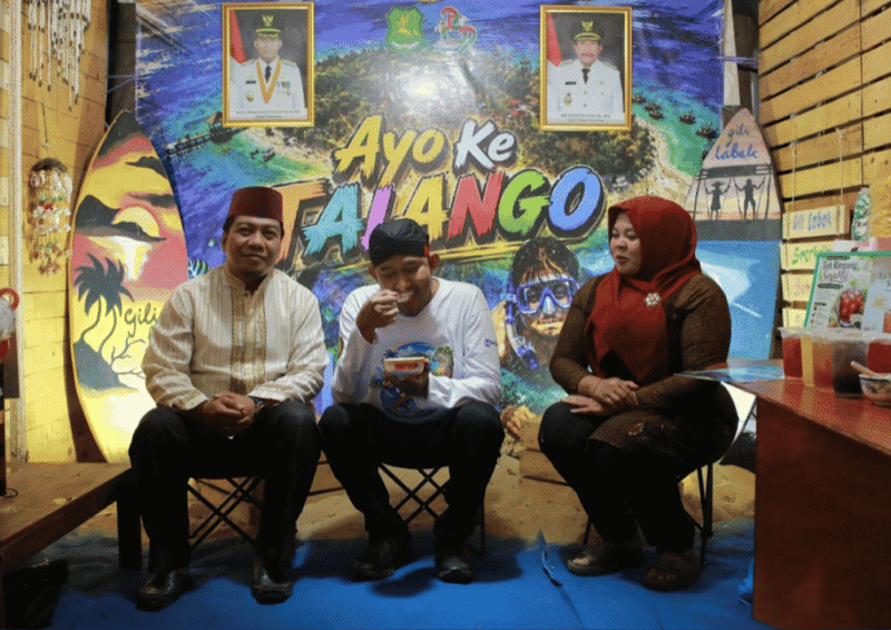 Bupati Fauzi saat mengunjungi Stand Festival Desa Wisata dalam rangkaian Madura Culture Festival (MCF) 2026 di GOR A. Yani Panglegur (Foto: Istimewa)