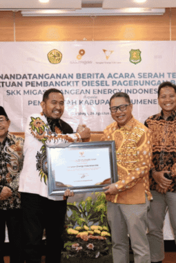 SKK Migas-KEI Raih Penghargaan Bupati Sumenep atas Program Peningkatan Kompetensi Guru