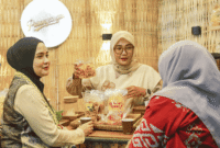 Ketua TP PKK Sumenep Nia Kurnia Fauzi saat mengunjungi salah satu stan MNV 2026 di GOR A. Yani Pangligur (for NOLESA.COM)