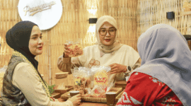 Ketua TP PKK Sumenep Nia Kurnia Fauzi saat mengunjungi salah satu stan MNV 2026 di GOR A. Yani Pangligur (for NOLESA.COM)