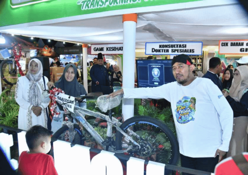 Bupati Sumenep memantau stan RSUD Moh Anwar di MCF 2026 (Foto: Istimewa)