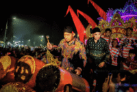 Bupati Sumenep memainkan musik tong tong (Foto: Istimewa)