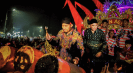 Bupati Sumenep memainkan musik tong tong (Foto: Istimewa)