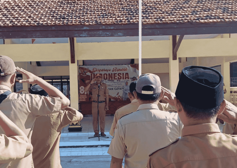 Camat Gayam Mohammad Yuniyanto memimpin Apel Pagi (for NOLESA.COM)