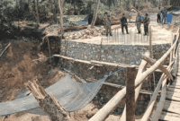 Dandim 0827/Sumenep Letkol Inf Citra Persada, meninjau perkembangan proyek pembangunan jembatan blimbing. (Foto: Istimewa)
