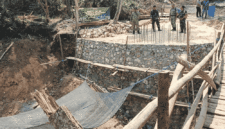 Dandim 0827/Sumenep Letkol Inf Citra Persada, meninjau perkembangan proyek pembangunan jembatan blimbing. (Foto: Istimewa)
