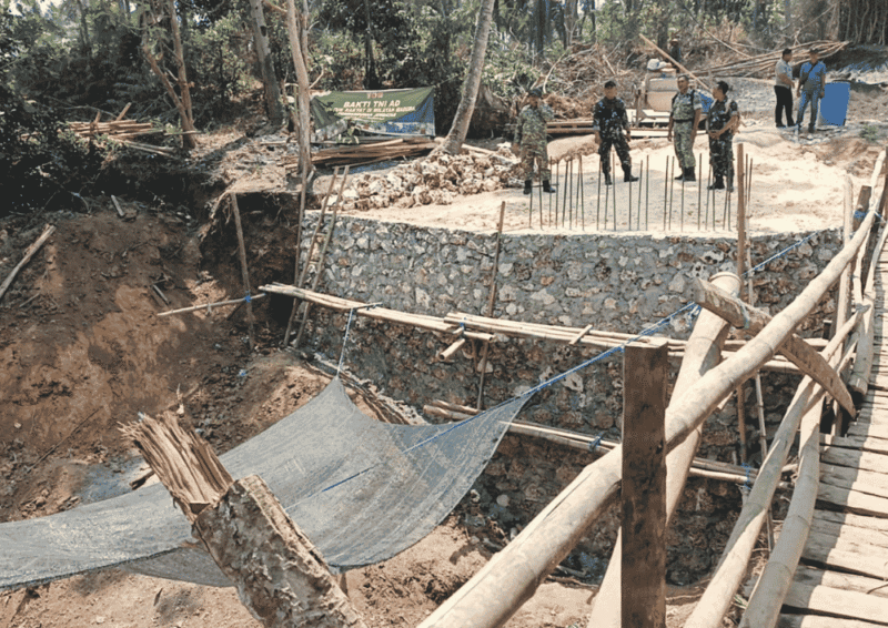 Dandim 0827/Sumenep Letkol Inf Citra Persada, meninjau perkembangan proyek pembangunan jembatan blimbing. (Foto: Istimewa)