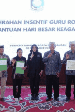 Bupati Ipuk Perkuat Pendidikan Spiritual Lewat Insentif Guru Rohani