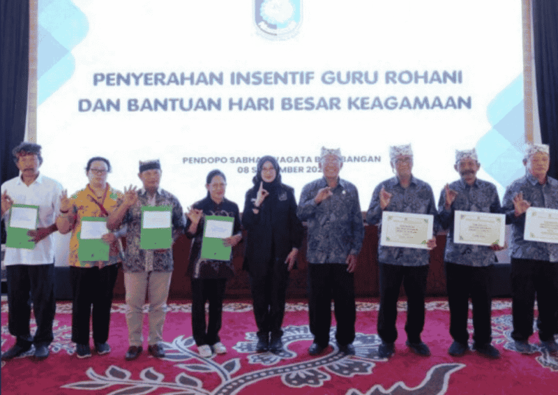 Bupati Ipuk Perkuat Pendidikan Spiritual Lewat Insentif Guru Rohani (Foto: Istimewa)
