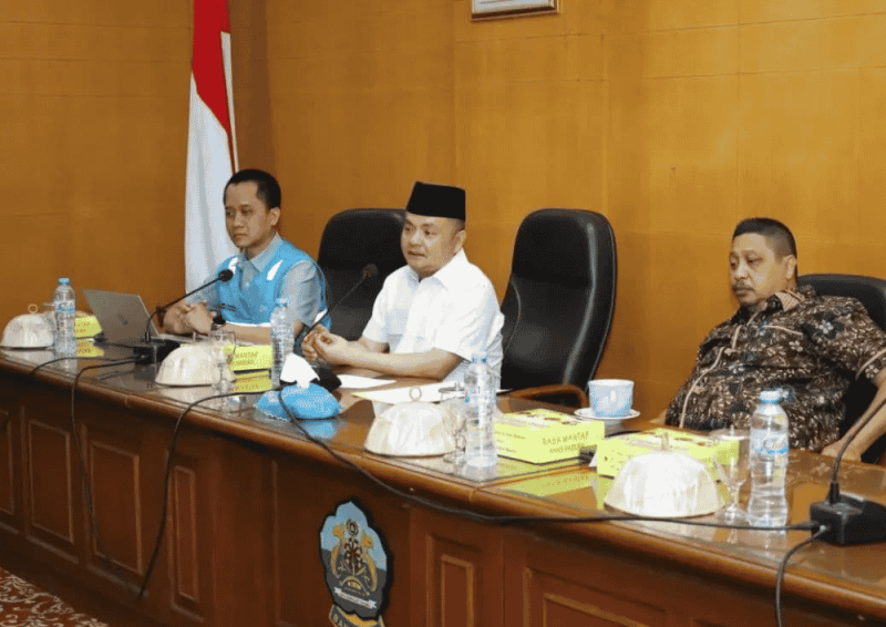 Wabup Bangkalan Moch. Fauzan Ja’far memimpin rakor pemenuhan titik usulan listrik desa (Foto: Istimewa)