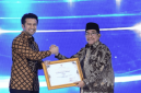 Wakil Bupati Sumenep, KH. Imam Hasyim menerima piagam penghargaan Syariah Award Jawa Timur dari Wagub Emil (Foto: Istimewa)