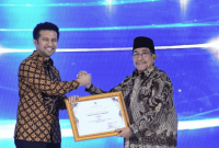Wakil Bupati Sumenep, KH. Imam Hasyim menerima piagam penghargaan Syariah Award Jawa Timur dari Wagub Emil (Foto: Istimewa)