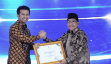 Wakil Bupati Sumenep, KH. Imam Hasyim menerima piagam penghargaan Syariah Award Jawa Timur dari Wagub Emil (Foto: Istimewa)