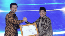 Wakil Bupati Sumenep, KH. Imam Hasyim menerima piagam penghargaan Syariah Award Jawa Timur dari Wagub Emil (Foto: Istimewa)