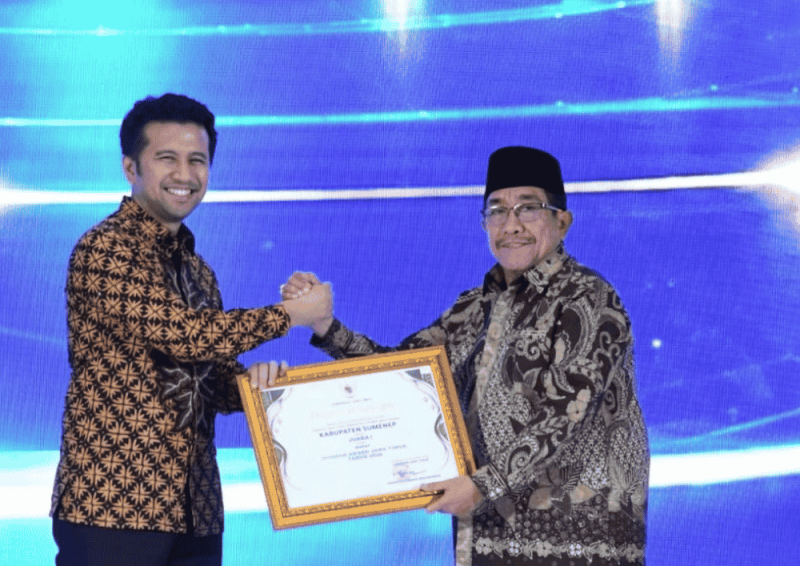 Wakil Bupati Sumenep, KH. Imam Hasyim menerima piagam penghargaan Syariah Award Jawa Timur dari Wagub Emil (Foto: Istimewa)