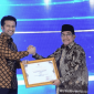 Wakil Bupati Sumenep, KH. Imam Hasyim menerima piagam penghargaan Syariah Award Jawa Timur dari Wagub Emil (Foto: Istimewa)