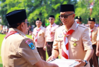 Direktur Utama BPRS Bhakti Sumekar, H. Hairil Fajar bersama Wakil Bupati Sumenep, KH. Imam Hasyim dalam sebuah kegiatan Pramuka (Foto: Istimewa)