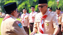 Direktur Utama BPRS Bhakti Sumekar, H. Hairil Fajar bersama Wakil Bupati Sumenep, KH. Imam Hasyim dalam sebuah kegiatan Pramuka (Foto: Istimewa)