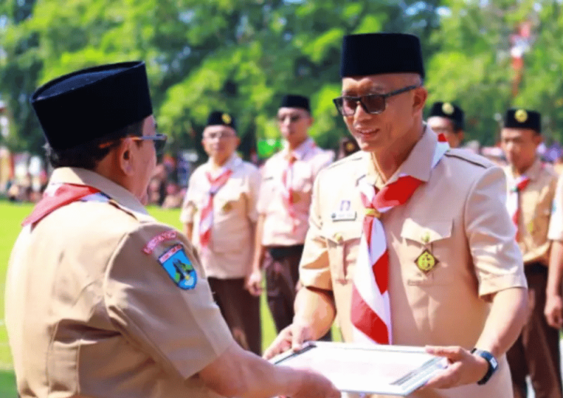 Direktur Utama BPRS Bhakti Sumekar, H. Hairil Fajar bersama Wakil Bupati Sumenep, KH. Imam Hasyim dalam sebuah kegiatan Pramuka (Foto: Istimewa)