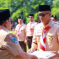 Direktur Utama BPRS Bhakti Sumekar, H. Hairil Fajar bersama Wakil Bupati Sumenep, KH. Imam Hasyim dalam sebuah kegiatan Pramuka (Foto: Istimewa)