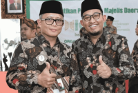 Direktur Utama BPRS Bhakti Sumekar bersama Bupati Sumenep dalam sebuah acara (Foto: NOLESA.COM)