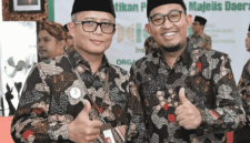 Direktur Utama BPRS Bhakti Sumekar bersama Bupati Sumenep dalam sebuah acara (Foto: NOLESA.COM)