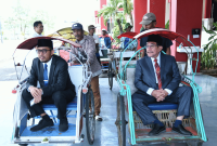 Bupati dan Wakil Bupati Sumenep beberapa waktu lalu naik becak dalam melaksanakan tugas dinas (Foto: Istimewa)