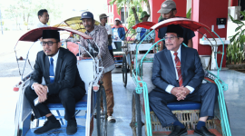 Bupati dan Wakil Bupati Sumenep beberapa waktu lalu naik becak dalam melaksanakan tugas dinas (Foto: Istimewa)