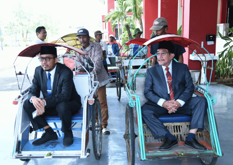 Bupati dan Wakil Bupati Sumenep beberapa waktu lalu naik becak dalam melaksanakan tugas dinas (Foto: Istimewa)
