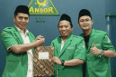 Ketua PW GP Ansor Jawa Timur H. Musaffa Safril melepas Mohammad Zikky (tengah) untuk melanjutkan studi di Tianjin University, Tiongkok (Foto: Istimewa)