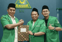 Ketua PW GP Ansor Jawa Timur H. Musaffa Safril melepas Mohammad Zikky (tengah) untuk melanjutkan studi di Tianjin University, Tiongkok (Foto: Istimewa)
