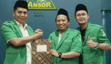 Ketua PW GP Ansor Jawa Timur H. Musaffa Safril melepas Mohammad Zikky (tengah) untuk melanjutkan studi di Tianjin University, Tiongkok (Foto: Istimewa)
