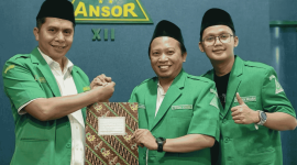 Ketua PW GP Ansor Jawa Timur H. Musaffa Safril melepas Mohammad Zikky (tengah) untuk melanjutkan studi di Tianjin University, Tiongkok (Foto: Istimewa)