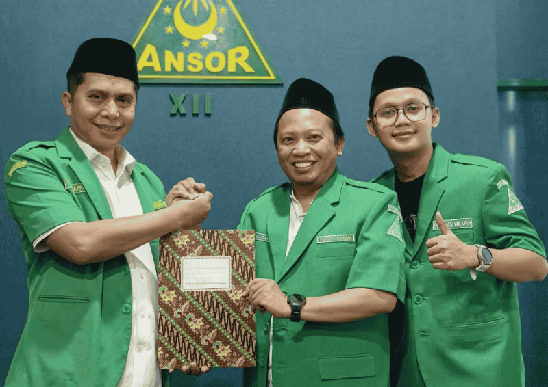 Ketua PW GP Ansor Jawa Timur H. Musaffa Safril melepas Mohammad Zikky (tengah) untuk melanjutkan studi di Tianjin University, Tiongkok (Foto: Istimewa)
