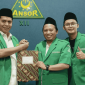 Ketua PW GP Ansor Jawa Timur H. Musaffa Safril melepas Mohammad Zikky (tengah) untuk melanjutkan studi di Tianjin University, Tiongkok (Foto: Istimewa)